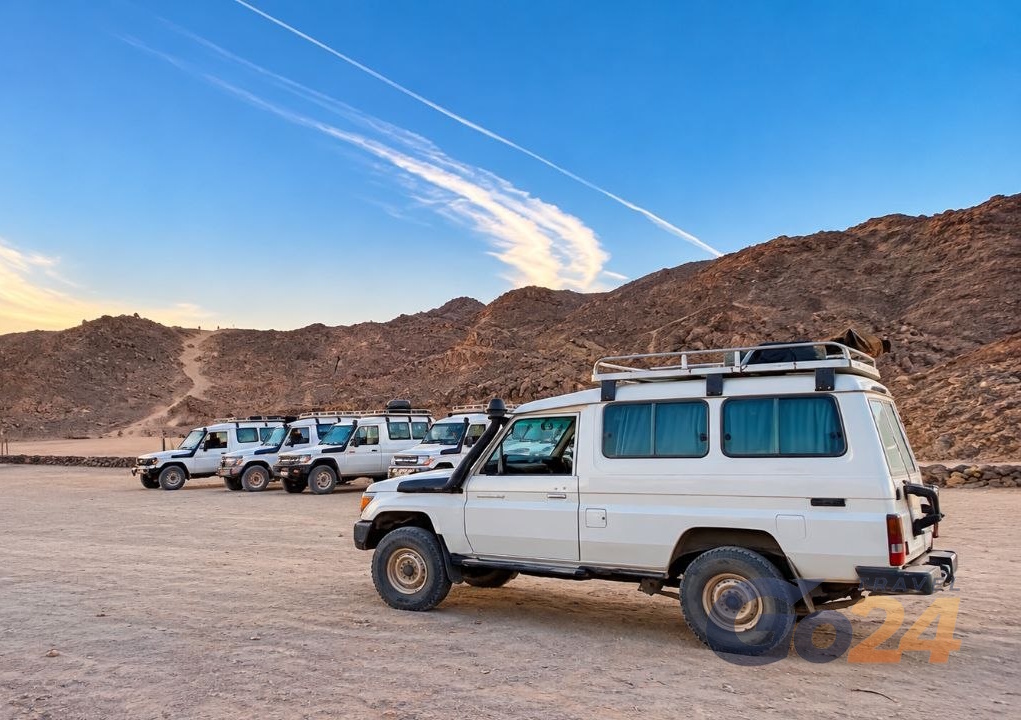 Джип-сафари в Хургаде: белые джипы Toyota Land Cruiser в пустыне у гор